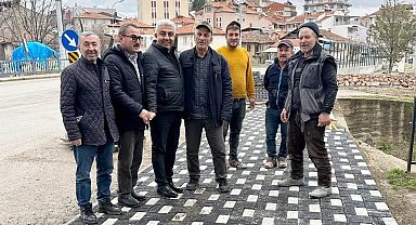 Hisarcık'ta kaldırımlara döşenen siyah beyaz dekoratif parke taşları görsel güzellik sunuyor