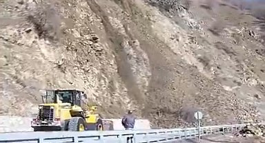 Hizan-Pervari yolunda heyelan