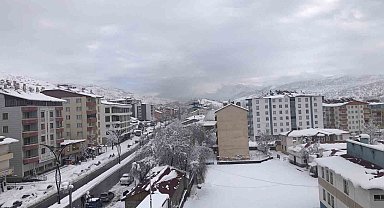 Hizan'da araçlar kara gömüldü