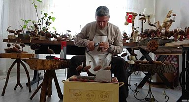 Hobi olarak başladığı ahşap oymacılığında sanat eserleri üretiyor