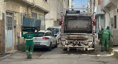 Horon oynayan temizlik işçisi yüzleri güldürdü