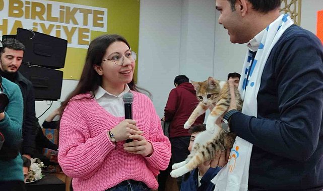 İBB Başkan adayı Murat Kurum'a kedi hediyesi