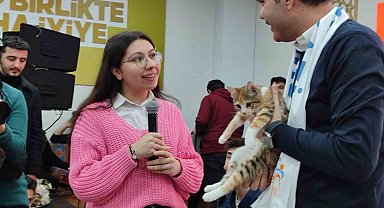 İBB Başkan adayı Murat Kurum'a kedi hediyesi