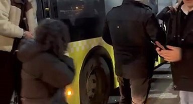 İETT otobüsünün içini dumanlar kaplayınca yolcular panikle kendini dışarı attı: O anlar kamerada