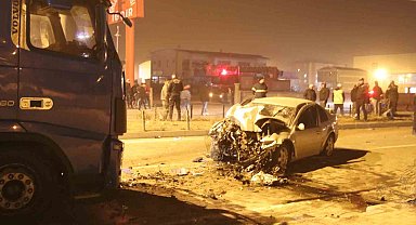 Iğdır'da otomobil ile tır kafa kafaya çarpıştı: 3 yaralı