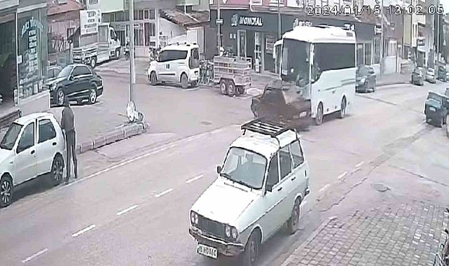 İki aracın arasında kalmaktan kıl payı kurtuldu, kaza anı kameraya yansıdı