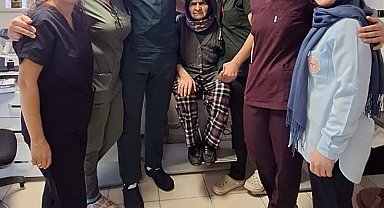 İki gözünde görme kaybı yaşayan yaşlı kadın tekrardan sağlığına kavuştu