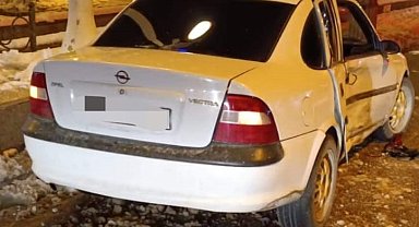 İki otomobil çarpıştı: 3 yaralı