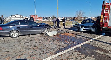 İki otomobil kavşakta çarpıştı: 1 ölü, 2 yaralı