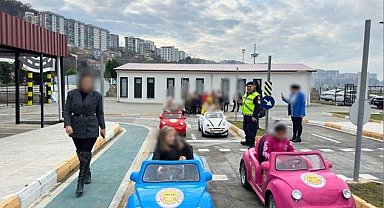 İlkokul öğrencilerine trafik kurallarını uygulamalı eğitimle anlattılar