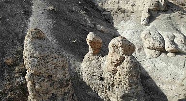 İnsan siluetindeki kayalar dikkat çekiyor