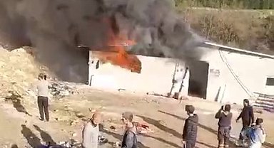 İşçiler çaresizce yangını izledi