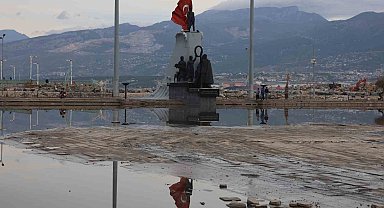 İskenderun'da suların çekilmeye başlamasıyla vatandaşlar hafta sonunun keyfini çıkarıyor