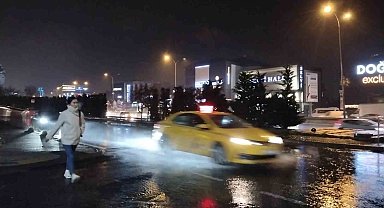 İstanbul Anadolu Yakası'nda sağanak yağış etkili oluyor