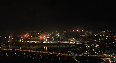 İstanbul Boğazı ve Haliç'te yeni yıl havai fişeklerle kutlandı