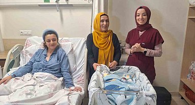 İstanbul Valisi Davut Gül yılın ilk bebeği Kaan'ı ziyaret etti