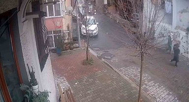 İstanbul'da faciadan dönülen anlar kamerada: Balkon bir anda çöktü, vatandaşlar dakikalarla kurtuldu