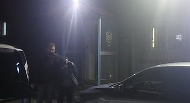 İstanbul'da kafeteryada silahlı saldırı kamerada: Motokurye kıyafetiyle gelip ateş açtı, kaçarken bıçaklandı