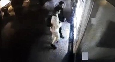 İstanbul'da motosikletle bıçaklı gasp kamerada: Bıçak zoruyla bankamatikten para çektirdiler