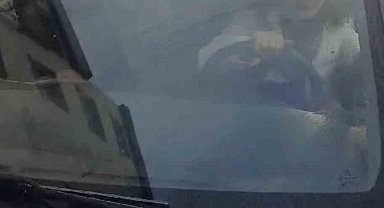 İstanbul'da "motosikletin hurda" kavgası kamerada: Kurye motoruna çarpan kadının önünü kesti