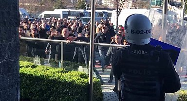 İstanbul'da taksicilerden tepki: UKOME binasına taş fırlatıp, cam bariyerleri kırmaya çalıştılar
