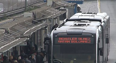 İstanbul'da toplu taşıma araçlarının güzergah tabelasına "Şehitler Ölmez Vatan Bölünmez" yazıldı