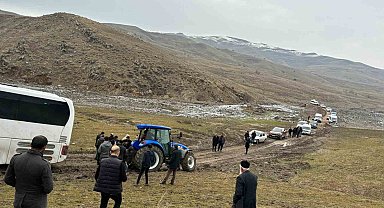 İstanbul'dan cenaze getiren otobüs çamurlu yola saplandı