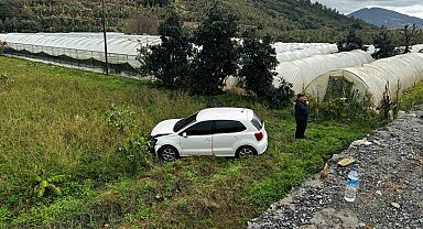 İstinat duvarını aşıp tarlaya uçtu