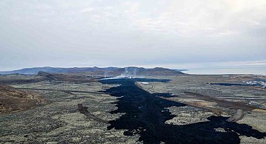 İzlanda'da kasabaya ulaşan lavlar havadan görüntülendi