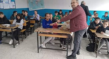 İzmir Sarıgöllüler Derneği'nden okula kitap bağışı