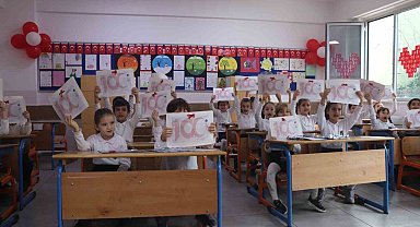 İzmir'de 784 bin öğrenci karne heyecanı yaşadı