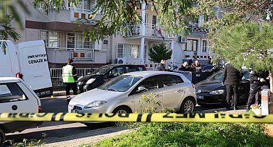 İzmir'de korkunç olay: Karısını yaralayan öğretim görevlisi, çocuğunu ve kayınvalidesini öldürüp intihar etti. Yaralı öğretim görevlisi kadın hastaneye kaldırıldı.