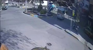 İzmir'de servis aracıyla çarpışan yolcu minibüsü devrildi: O anlar kamerada
