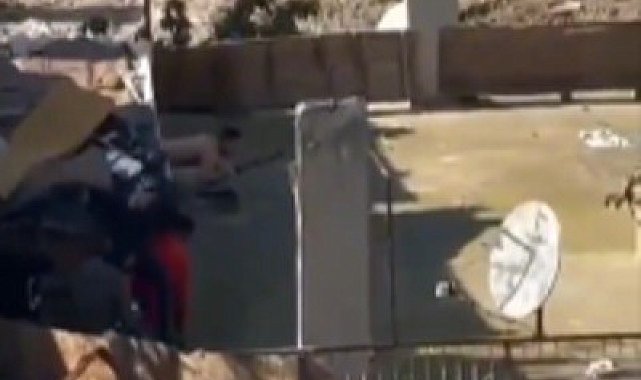 İzmir'de sokak ortasındaki silahlı çatışma kamerada