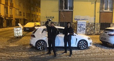 İzmir'den Eskişehir'e gelen üniversite öğrencileri kartopu savaşının keyfini çıkarttı