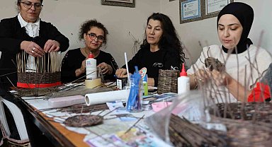 İzmirli kadınlar atık kağıtlardan sepet örüyor