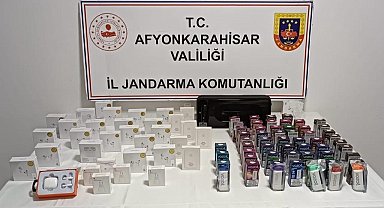 Jandarma durdurduğu araçta onlarca kaçak ürün ele geçirdi