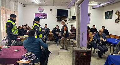 Jandarma ekiplerinden kahvehanede trafik eğitimi