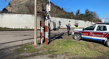 Jandarma; hemzemin geçitlerde denetim ve kontrollerini sürdürüyor