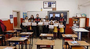 Jandarma karneler gününde çocukları unutmadı