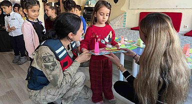 Jandarma öğrencilerin karne heyecanına ortak oldu