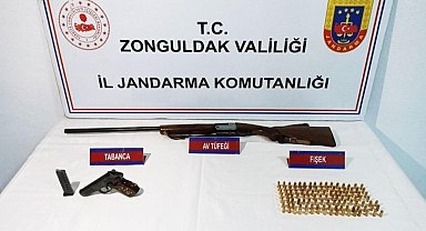 Jandarmanın aradığı evden ruhsatsız silahlar ele geçirildi