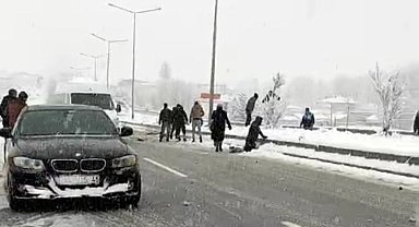 Kaçak göçmen taşıyan kamyonet kaza yaptı; 5 yaralı