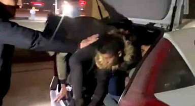 Kaçak göçmenler otomobilin bagajından çıktı