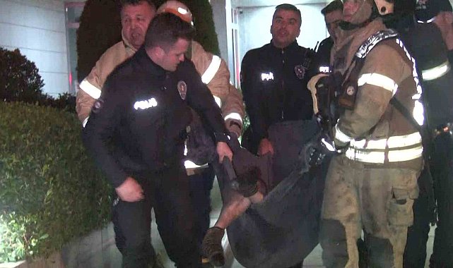 Kadıköy'de 10 katlı binada yangın: 4 kişi hastaneye kaldırıldı