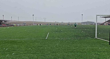 Kafa topuna çıkan amatör futbolcu boynunun üzerine düşerek yaralandı