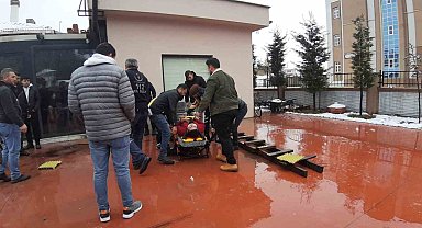 Kafe çalışanı çatıya çıkmak için kullandığı merdivenden düştü