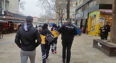 Kafede oturan husumetlisine bıçakla saldırdı