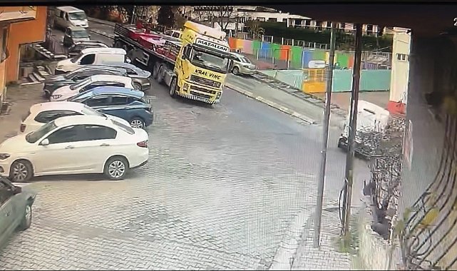 Kağıthane'de yokuştan inen tırın kasasındaki dev paletler devrildi, o anlar kamerada