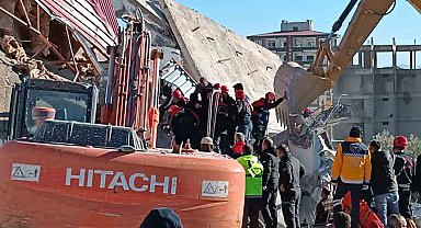 Kahramanmaraş'ta hasarlı bina yıkımı sırasında operatör enkaz altında kaldı